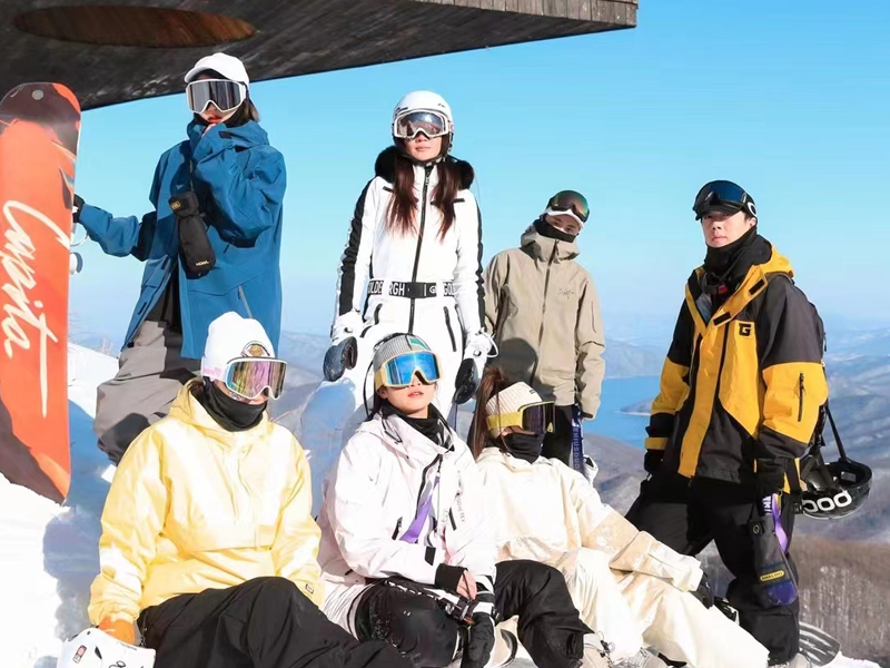 滑雪服VS沖鋒衣:專業(yè)沖鋒衣工廠從生產(chǎn)線視角解讀